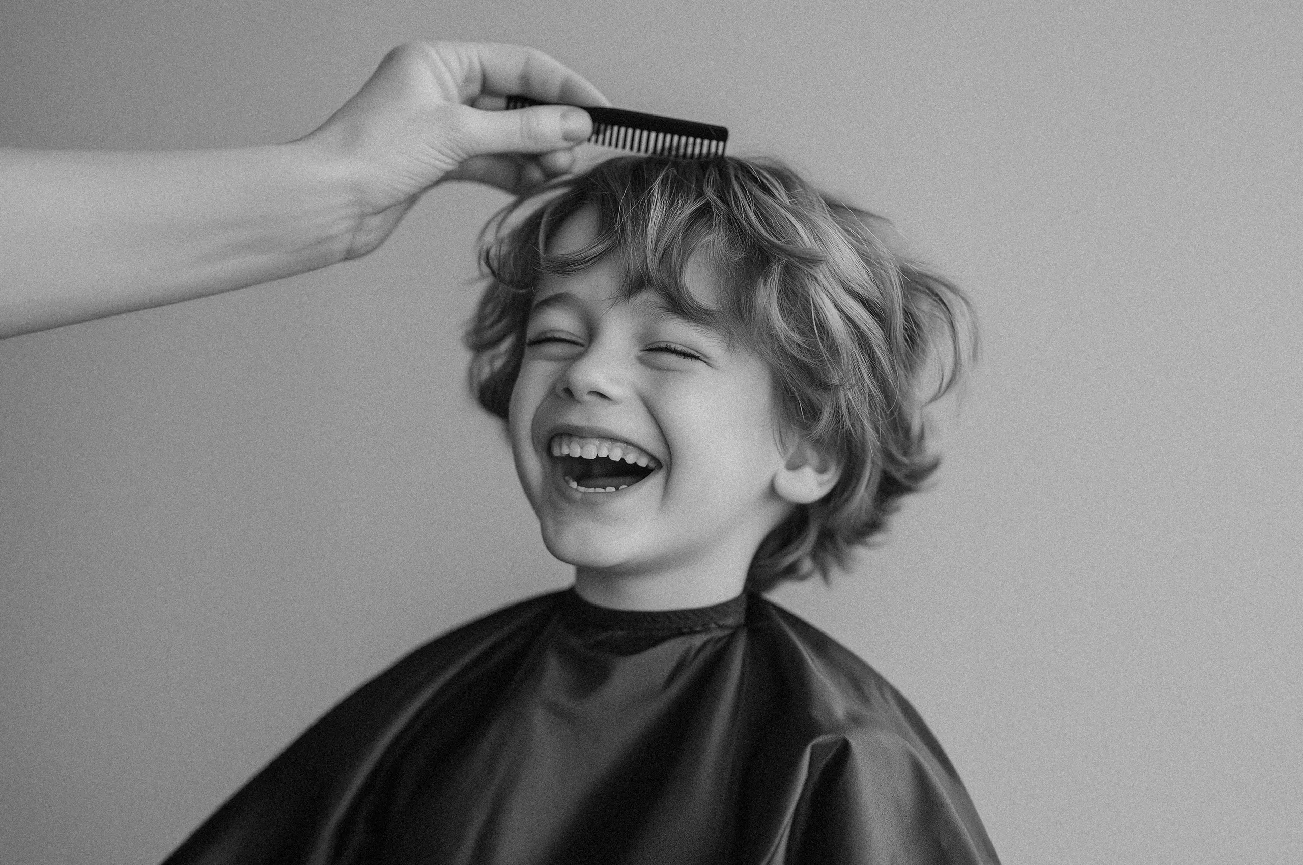 Cannes Image by notthoff La Biosthétique Friseur SW Kind Junge lachend auf dem Stuhl